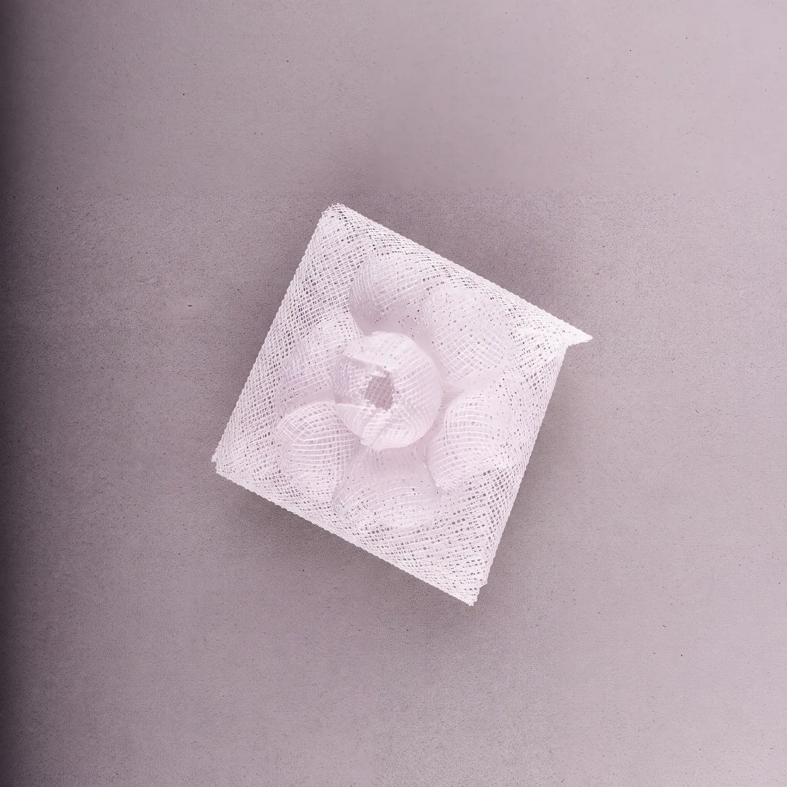 Caixinha da Embalarte em tela branca com flor de tela no topo