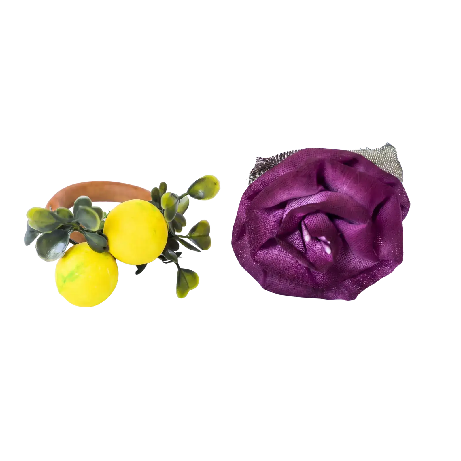 Porta-guardanapo artesanal com frutinhas amarelas e folhas ao lado de uma flor de tecido ameixa — detalhes coloridos para a mesa da festa