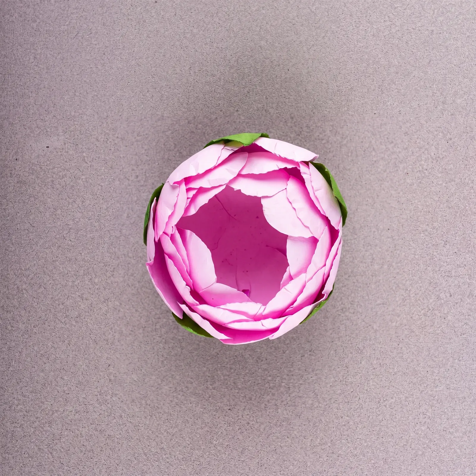 Forminha da Embalarte em rosa vibrante, no formato peônia