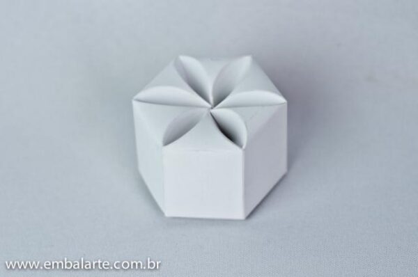 Caixinha margarida papel cartão branco/kraft