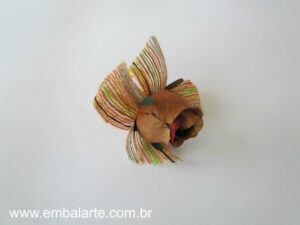 Porta guardanapo botão ou camélia com cordão fino