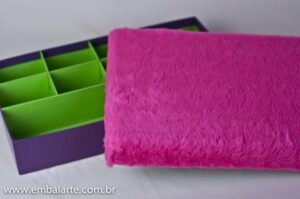 Caixa com divisórias tampa pelúcia