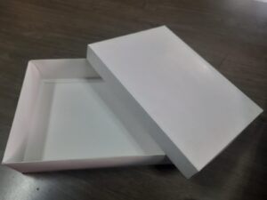 Caixa 27x20x06 branco/kraft lateral dupla