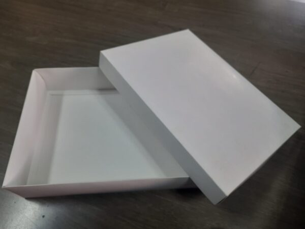 Caixa 27x20x06 branco/kraft lateral dupla