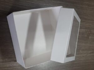 Caixa 10x10x06 papel branco ou kraft com visor